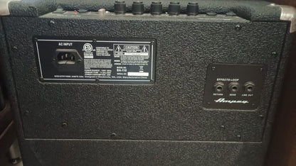 Bajo de cinco cuerdas con amplificador marca Fender